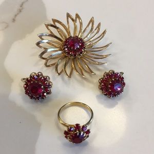 Sarah Coventry red gold retro pinup brooch clip-on